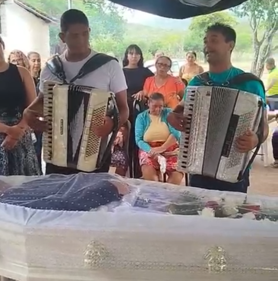 Ao som da sanfona, familiares e amigos se despedem de Wanderley do Nordeste na zona rural de Jaguarari