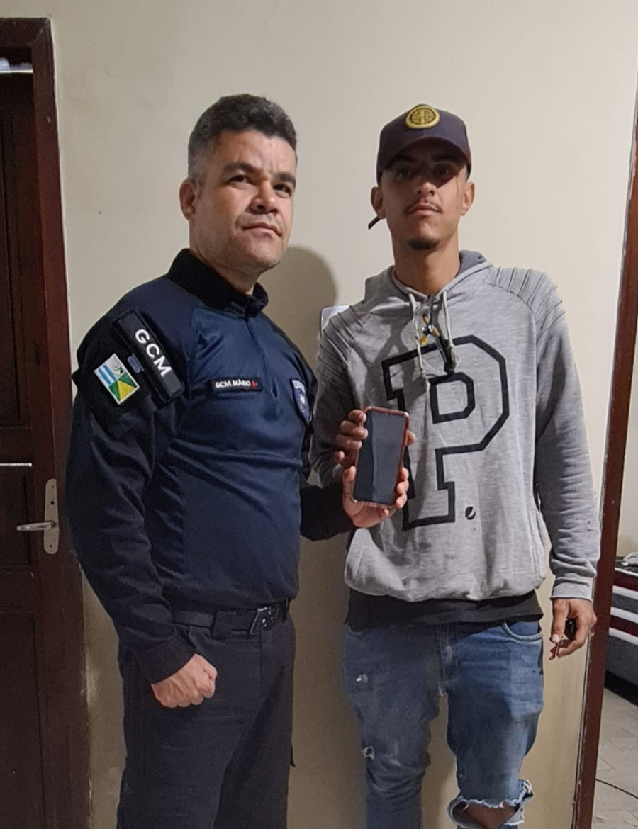 GCM de Filadélfia encontra celular e devolve ao proprietário