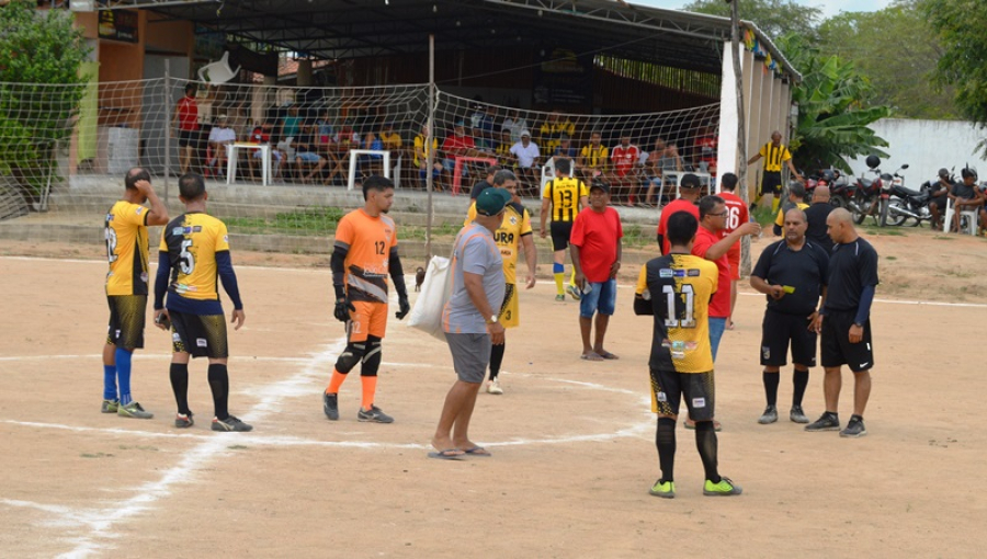 CONFUSÃO MARCA SEMIFINAIS DO CAMPEONATO MASTER CONFRATERNIZAÇÃO NO CLUBE DO ARNALDO EM BARAÚNAS, FILADÉLFIA; VAL MÓVEIS E JACARÉ FARÃO A GRANDE FINAL