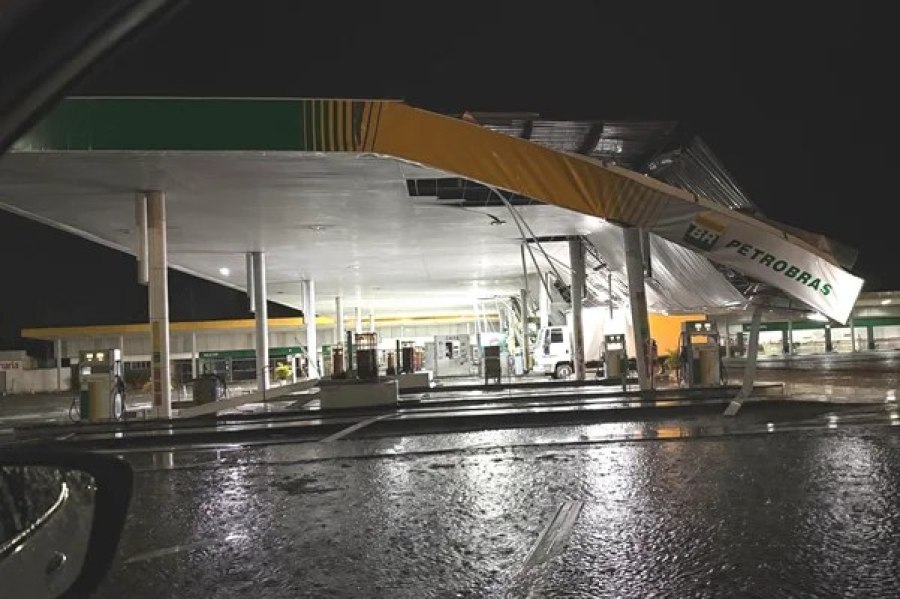 Chuva forte com ventania derruba estrutura de posto na BR-324 em Capim Grosso