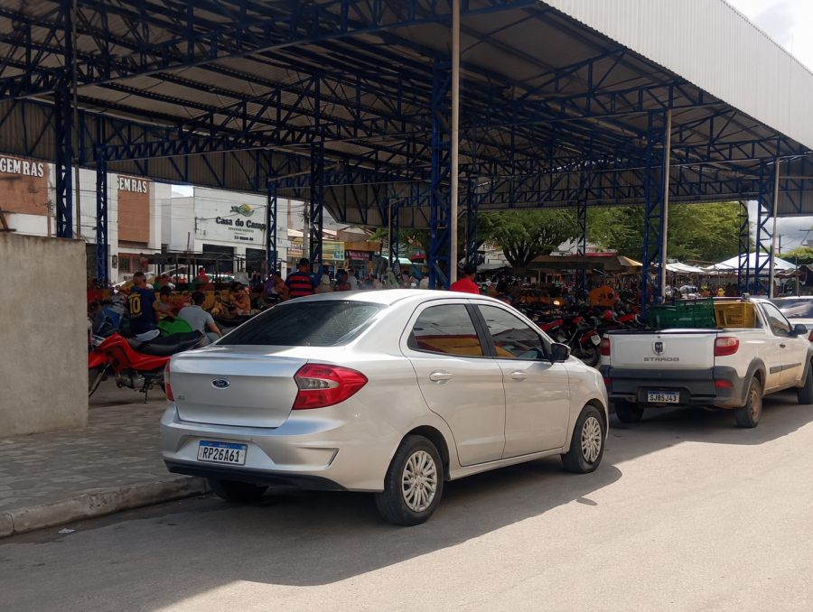 GCM CHAMA ATENÇÃO PARA MOTOS ESTACIONADAS EMBAIXO DA COBERTURA DA FEIRA EM FILADÉLFIA