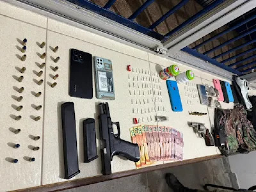 6º BPM prende três elementos por tráfico de entorpecentes e porte ilegal de arma de fogo em Caldeirão Grande