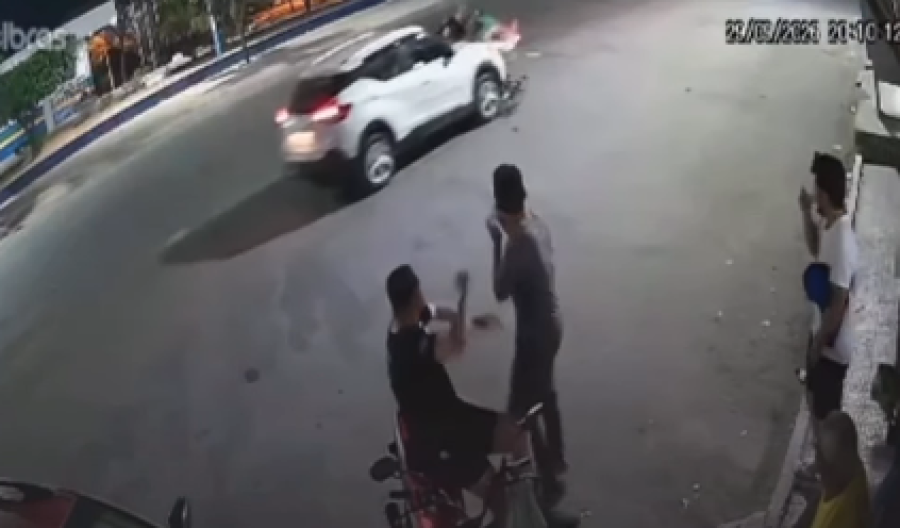Acidente envolvendo carro e moto é registrado na Avenida Eudaldo Mota.