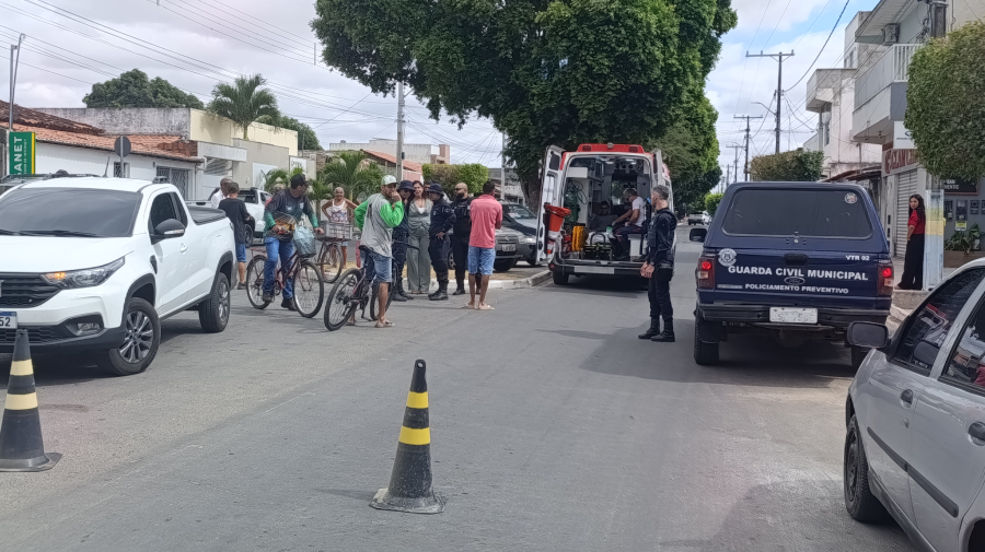 Motociclista sofre queda em frente ao Banco do Brasil, no centro de Filadélfia, e é socorrido pelo SAMU