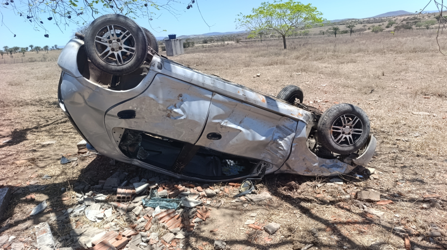 Acidente na BA-381 deixa três pessoas feridas após carro colidir contra muro de chácara em Filadélfia